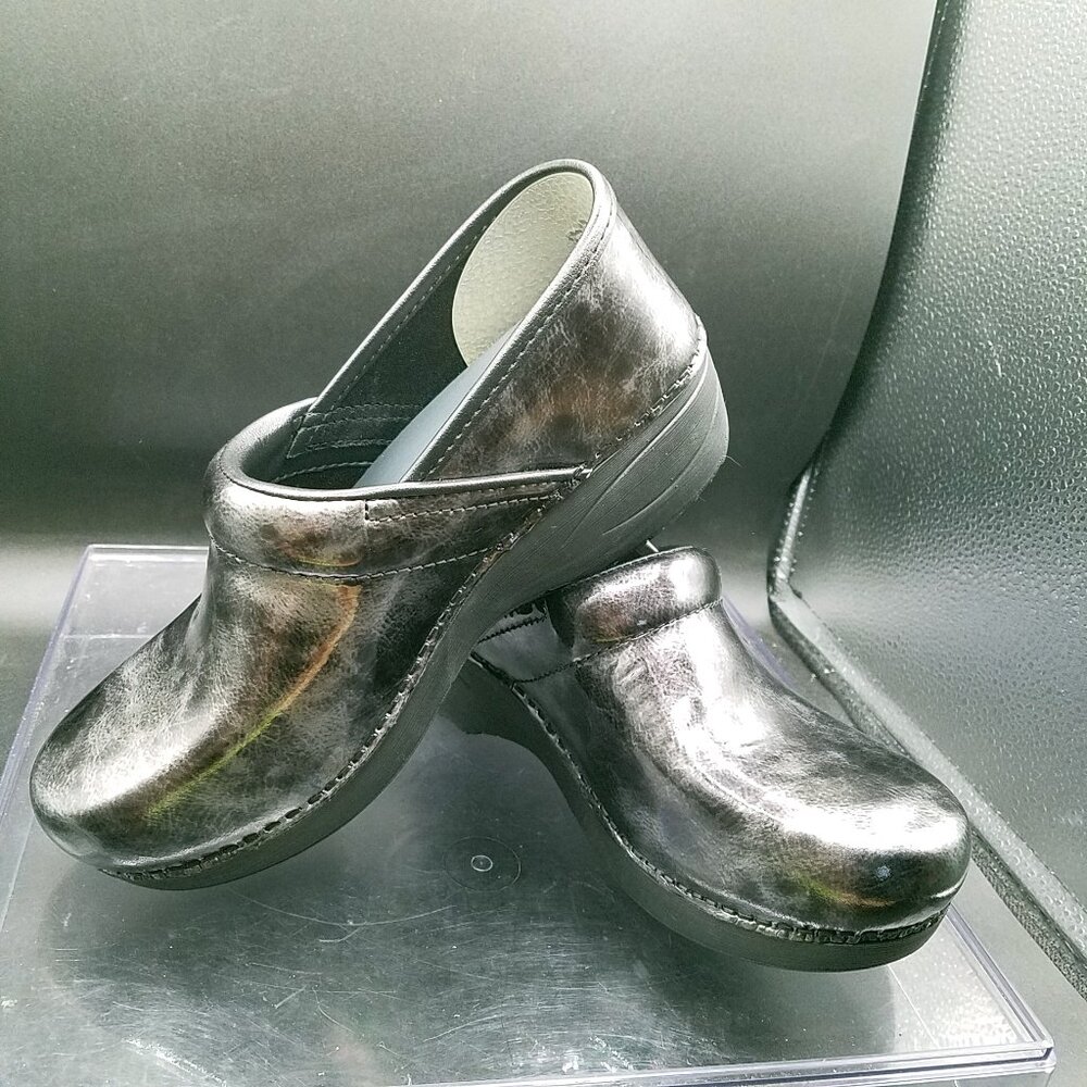 Dansko Women’s Gray Shiny Clogs EU 36 / US 6 Good Pre-Owned Condition